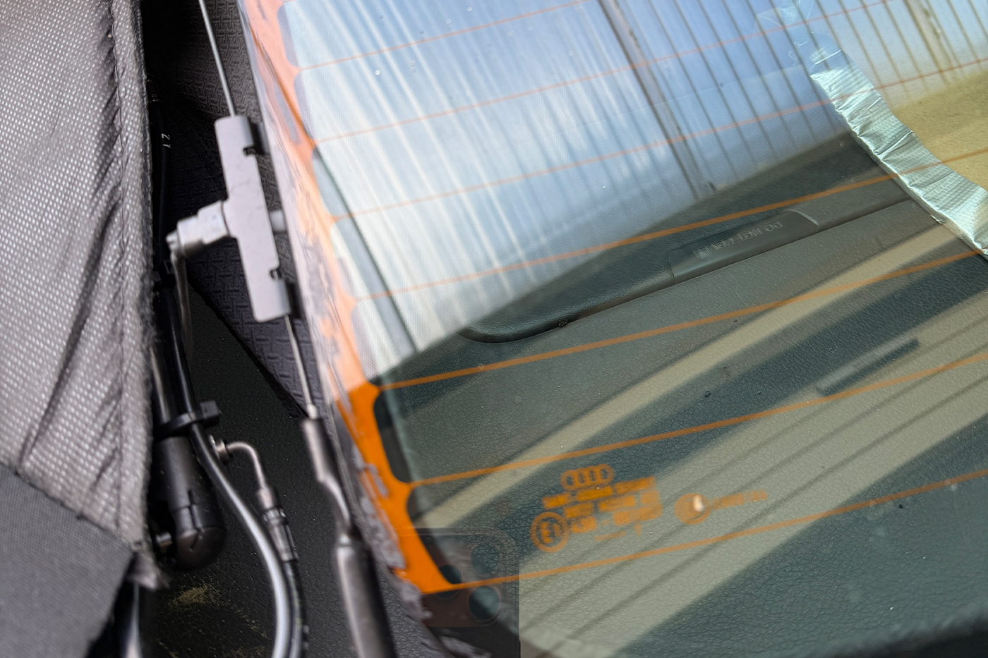 Vorbereitete Heckscheibe eines Audi Cabrios in der Werkstatt