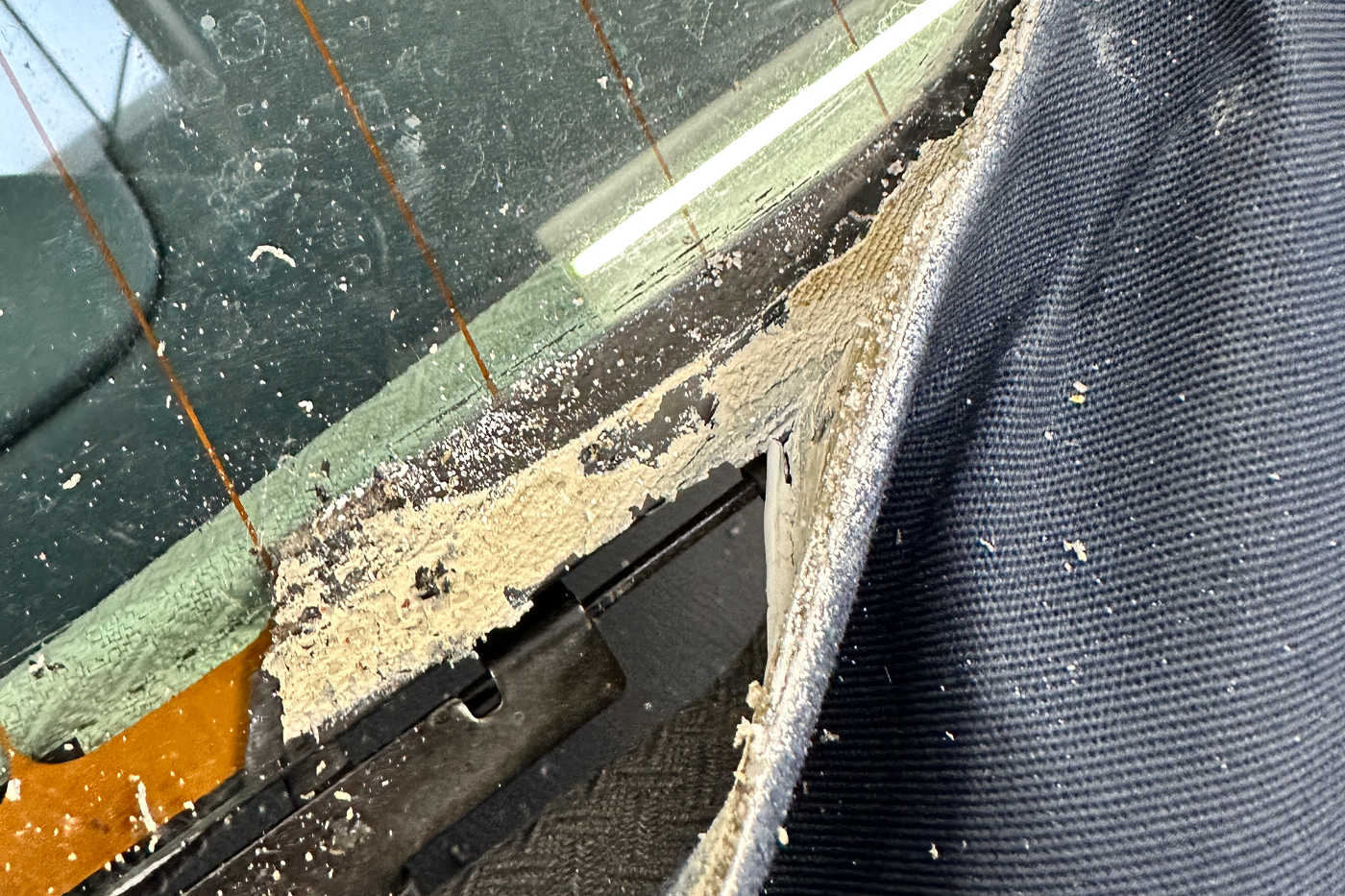 Entfernte Klebereste an einer Cabrio-Heckscheibe