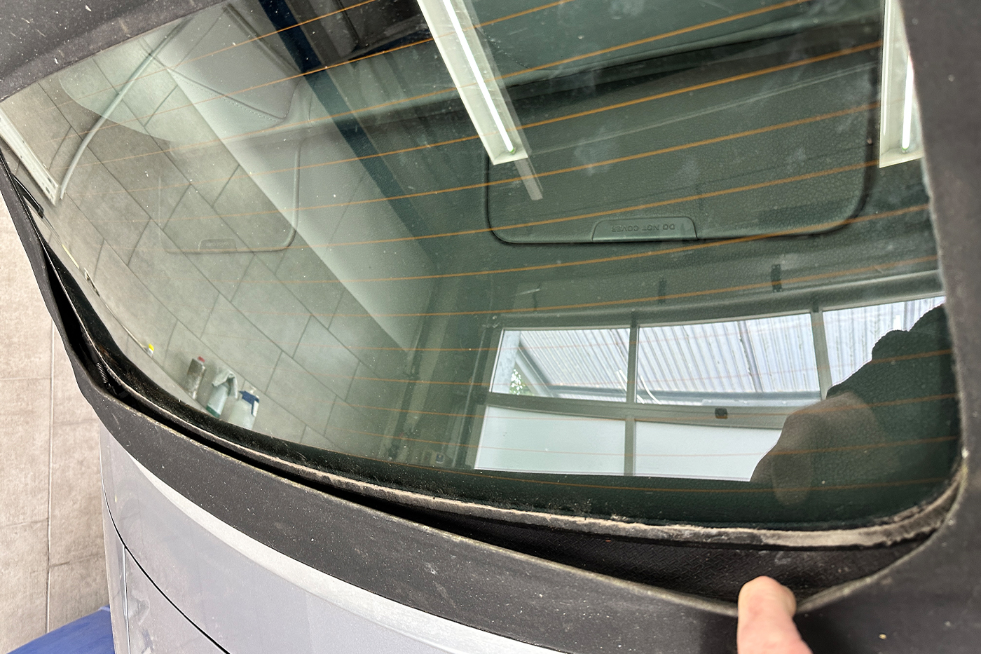 Detail der erneuerten Heckscheiben-Glasverklebung