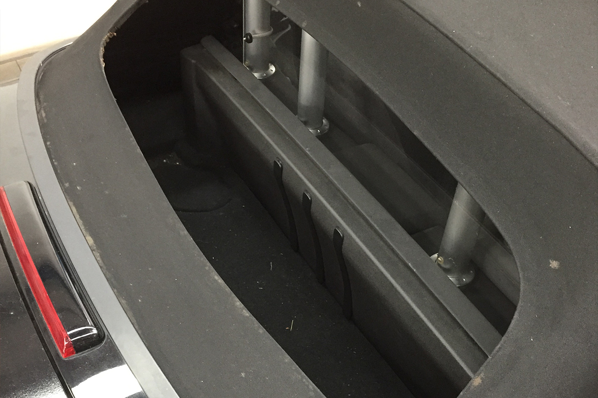 Detailaufnahme des Verdeckkastens — Innenmechanik