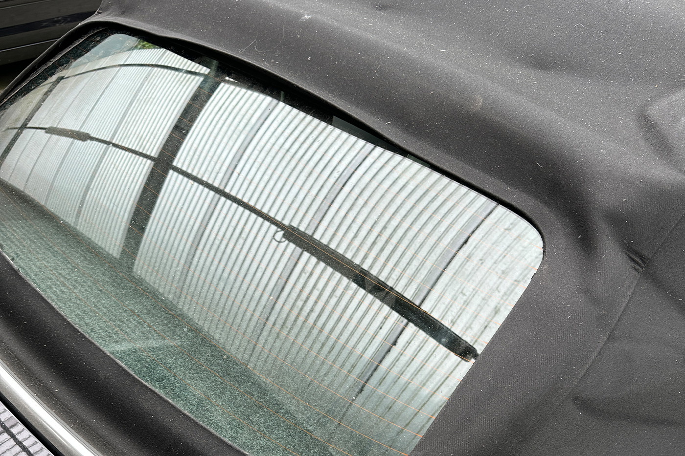 Cabrio-Heckscheibe nach der Glasverklebung