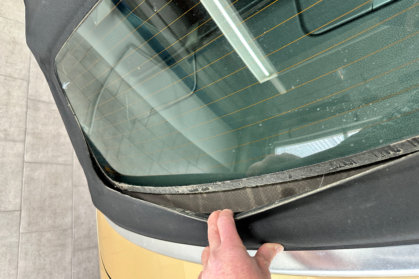 Gelöste untere Kante einer Cabrio-Heckscheibe