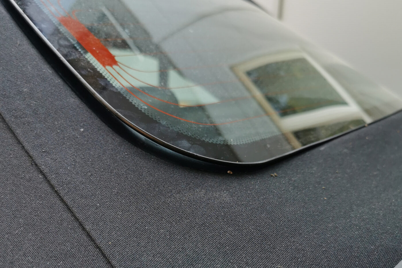 Gelöste Glasheckscheibe an einem Cabrioverdeck — typischer Schadensfall